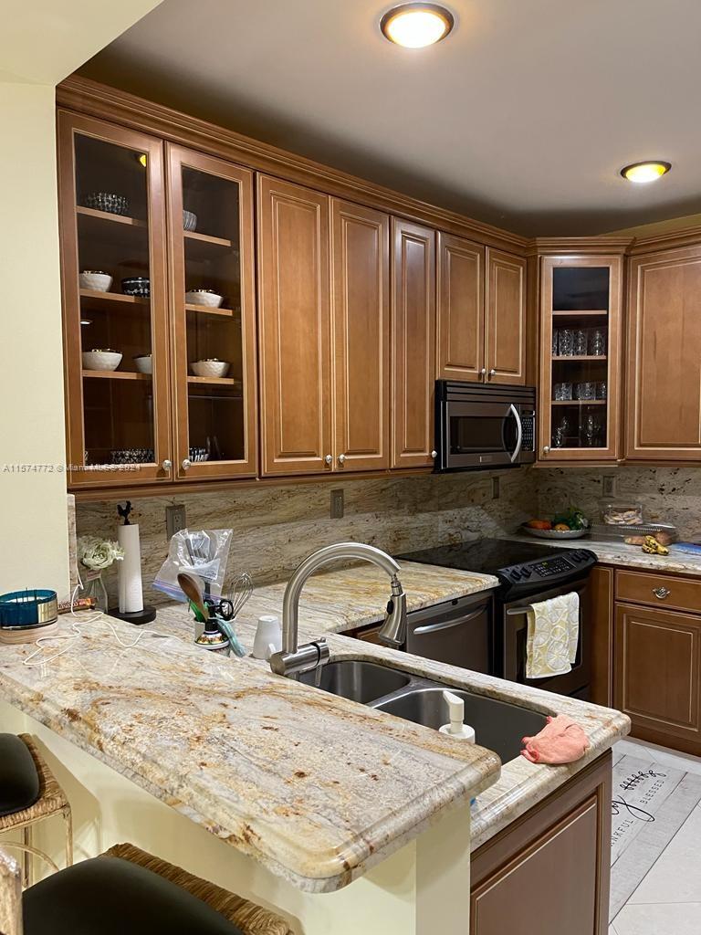 HOLLYWOOD LAKES COUNTRY - Residential