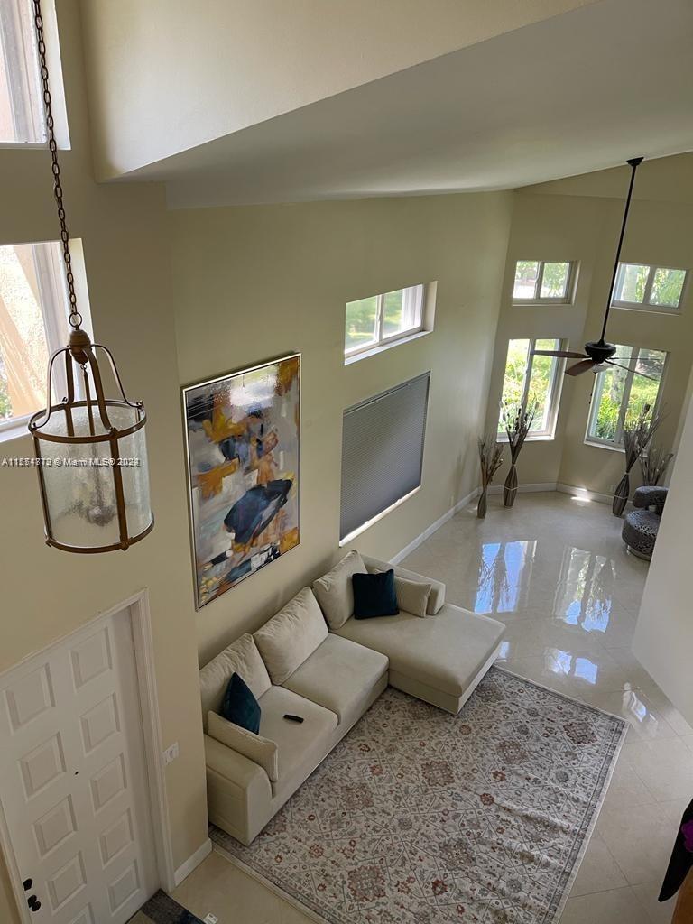 HOLLYWOOD LAKES COUNTRY - Residential