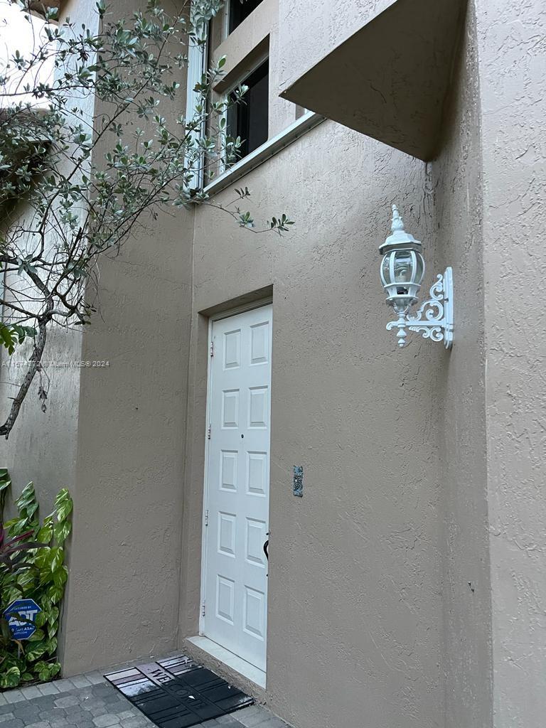 HOLLYWOOD LAKES COUNTRY - Residential