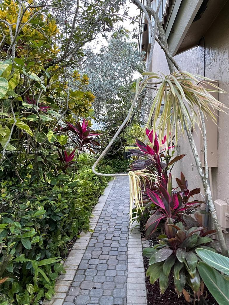 HOLLYWOOD LAKES COUNTRY - Residential