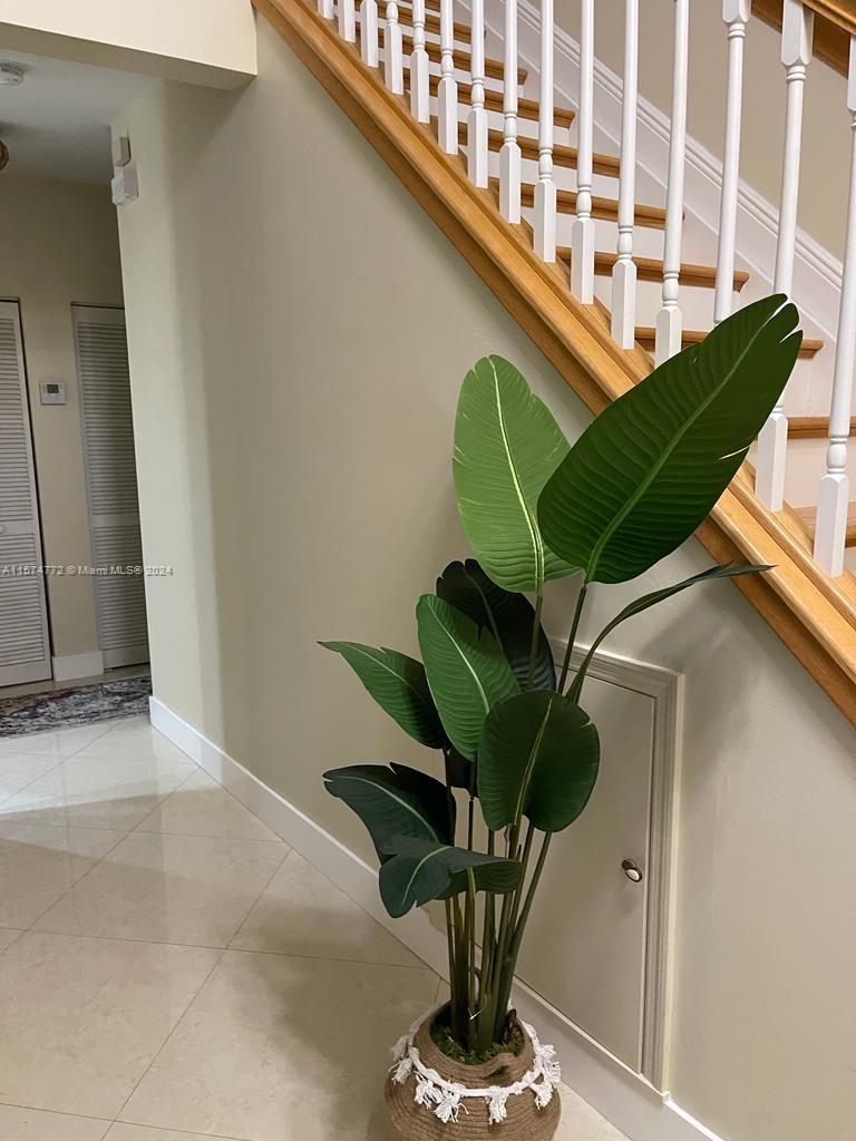 HOLLYWOOD LAKES COUNTRY - Residential