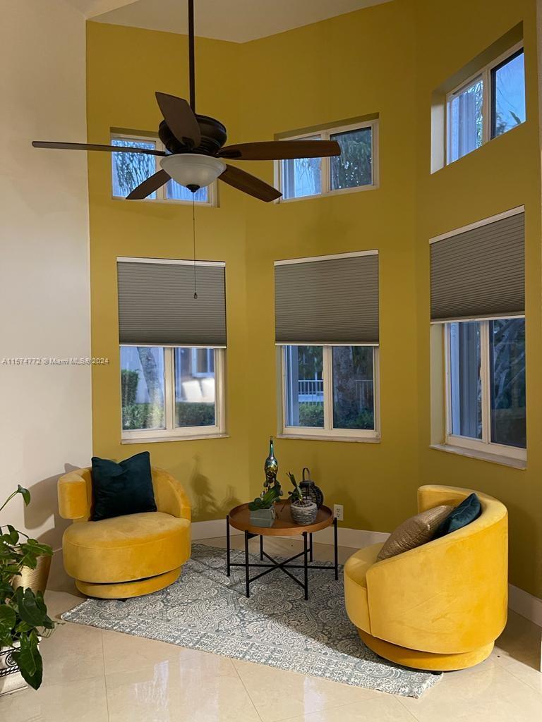 HOLLYWOOD LAKES COUNTRY - Residential