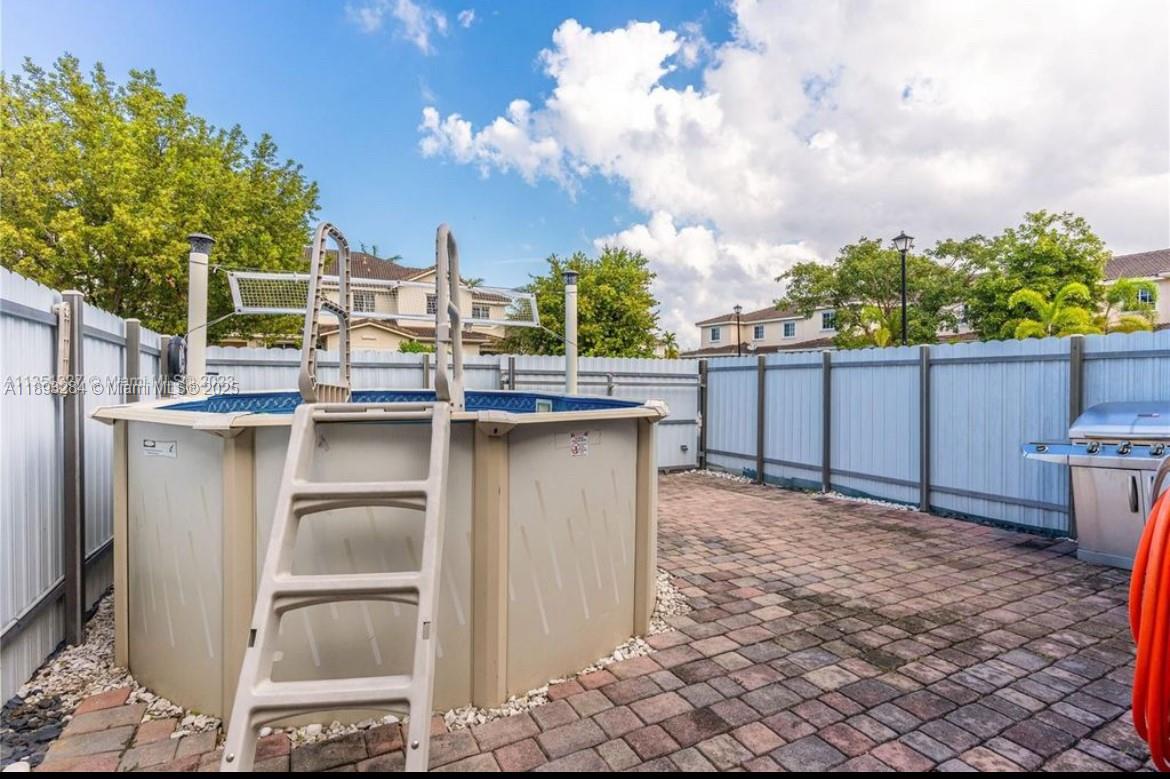MANDARIN LAKES - Residential