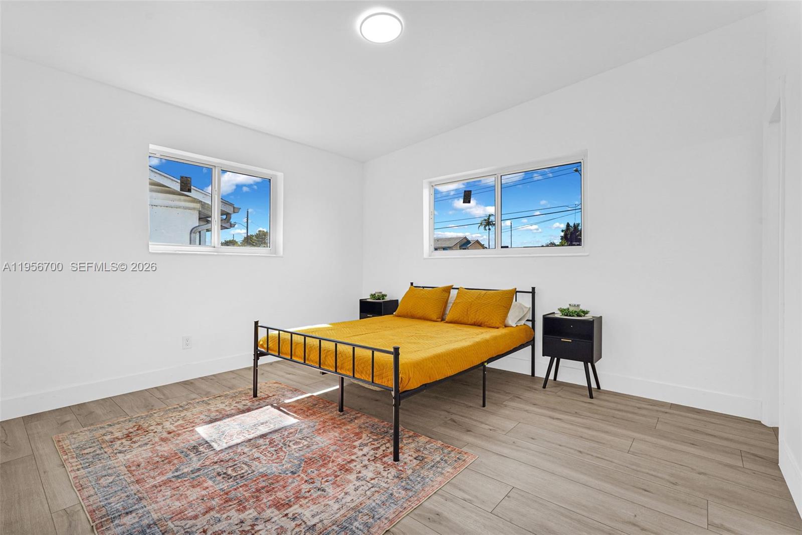 SILVER LAKE - Residential