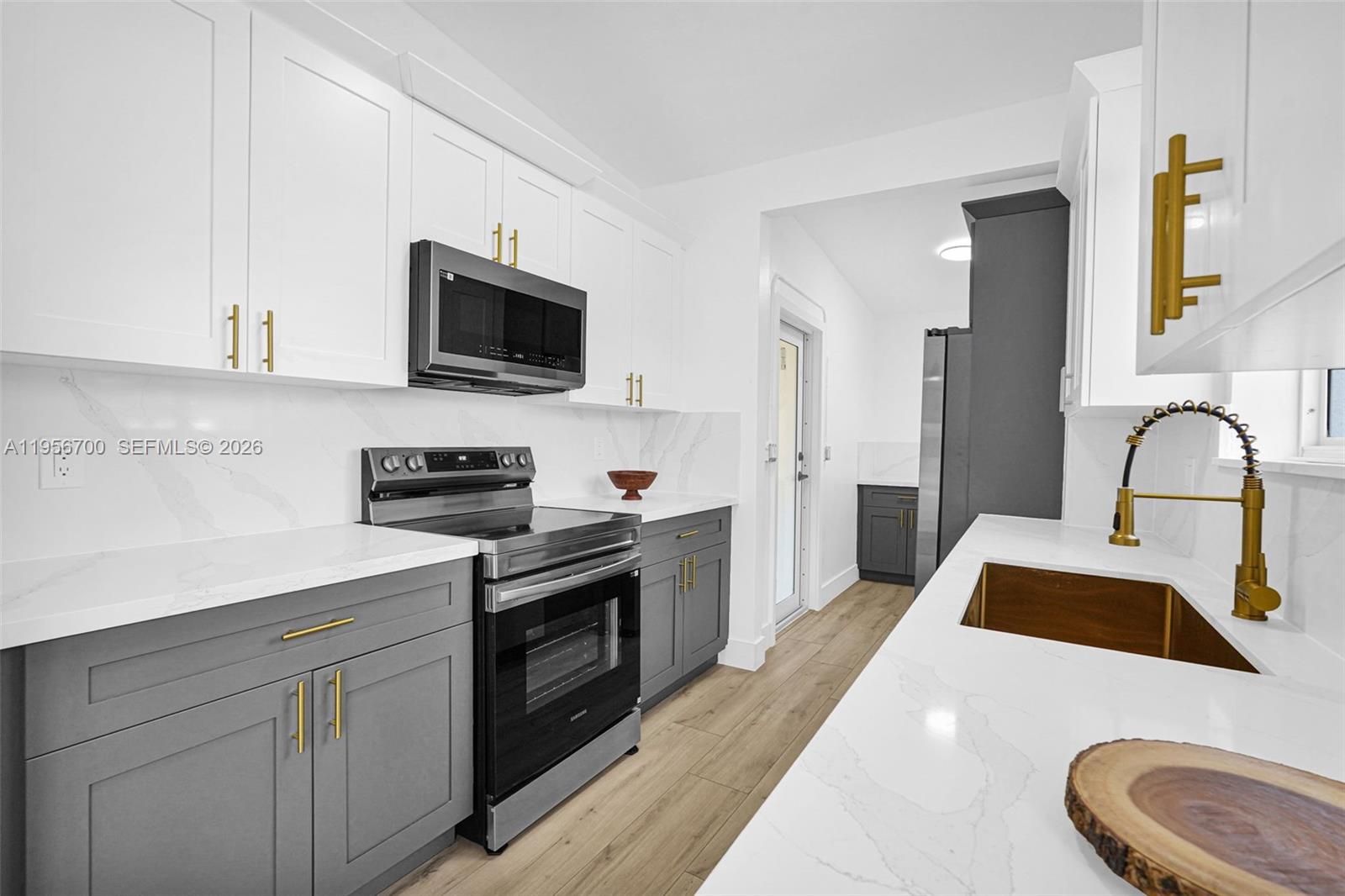 SILVER LAKE - Residential