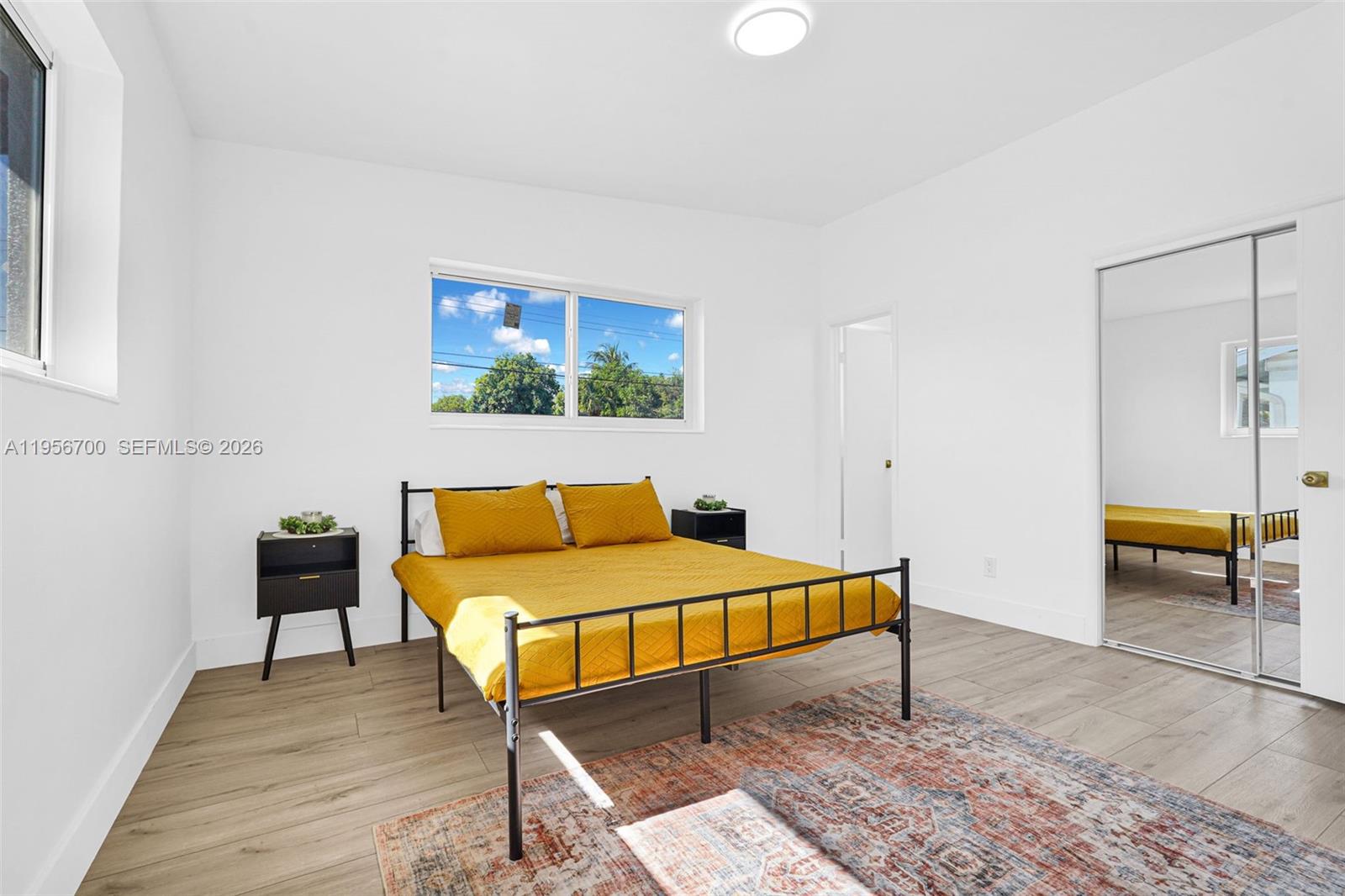 SILVER LAKE - Residential