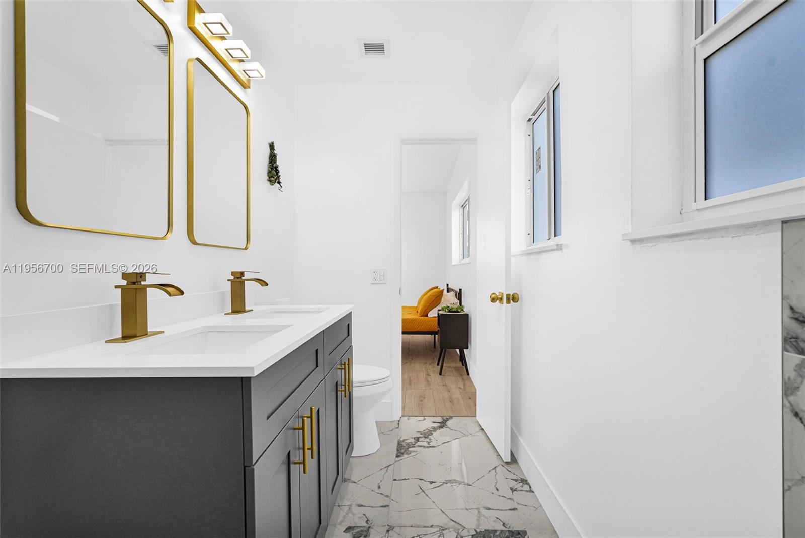 SILVER LAKE - Residential