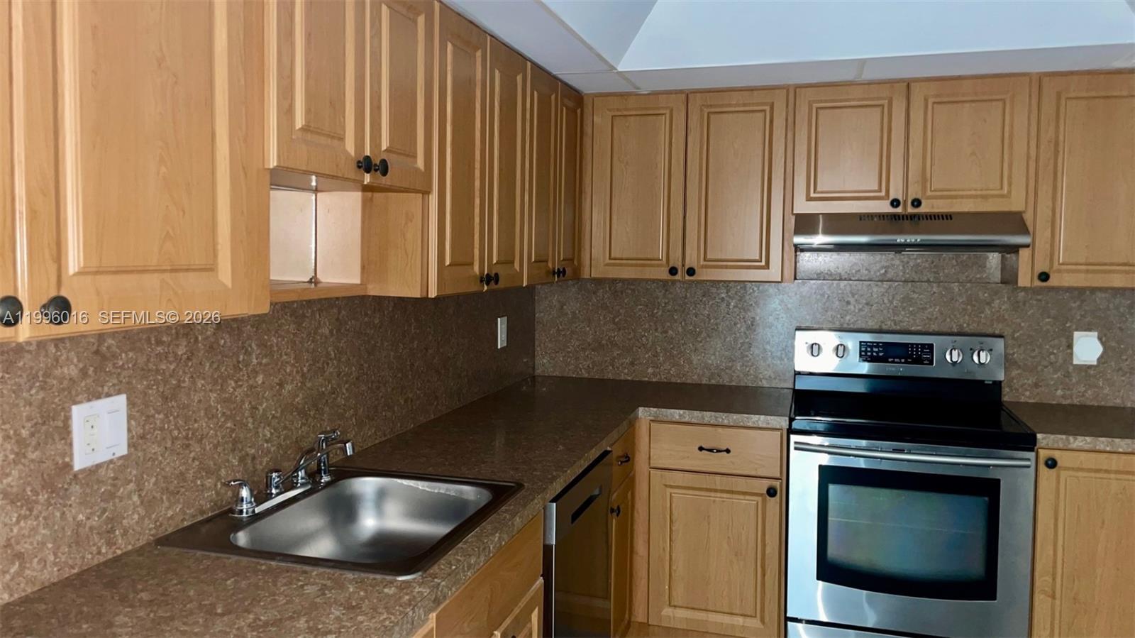 PARLIAMENT HOUSE CONDO - Residential Lease