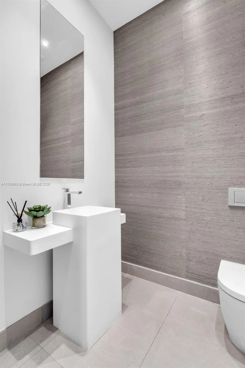 Key Biscayne, Florida 33149, United States, 5 Bedrooms Bedrooms, ,6 BathroomsBathrooms,Residential,Active,95381