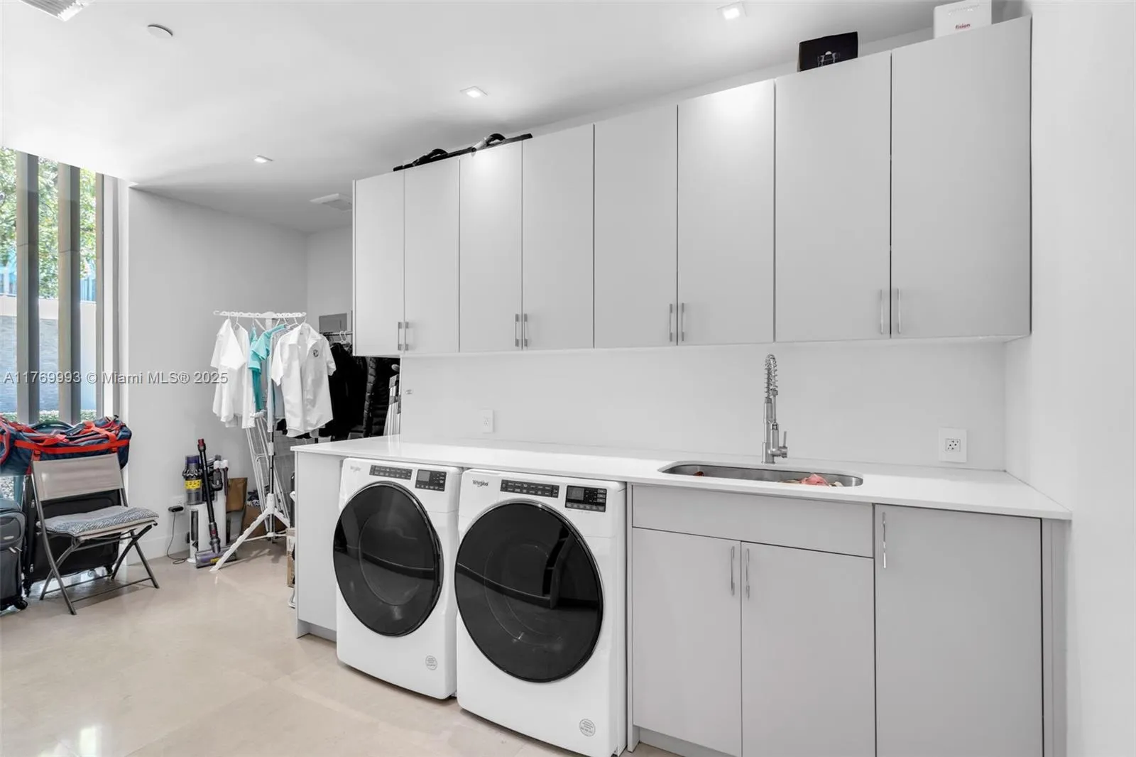 Key Biscayne, Florida 33149, United States, 5 Bedrooms Bedrooms, ,6 BathroomsBathrooms,Residential,Active,95381