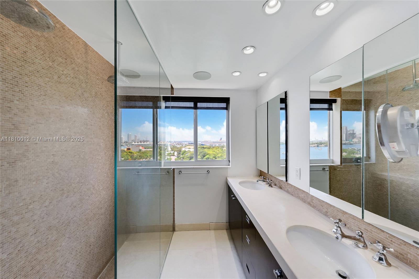 ONE THOUSAND VENETIAN WAY - Residential