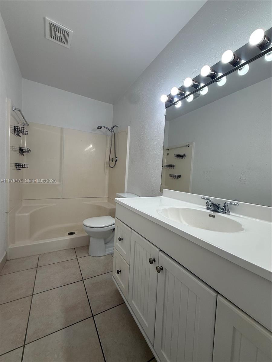 VENETIAN PALMS CONDO - Residential Lease