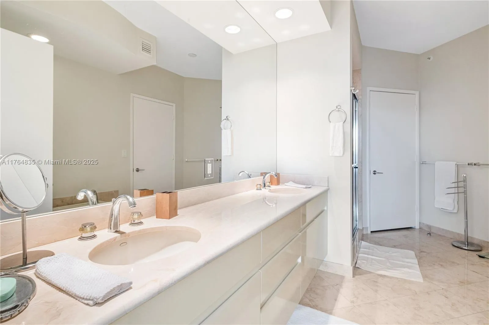 Key Biscayne, Florida 33149, United States, 2 Bedrooms Bedrooms, ,2 BathroomsBathrooms,Residential,Active,89063