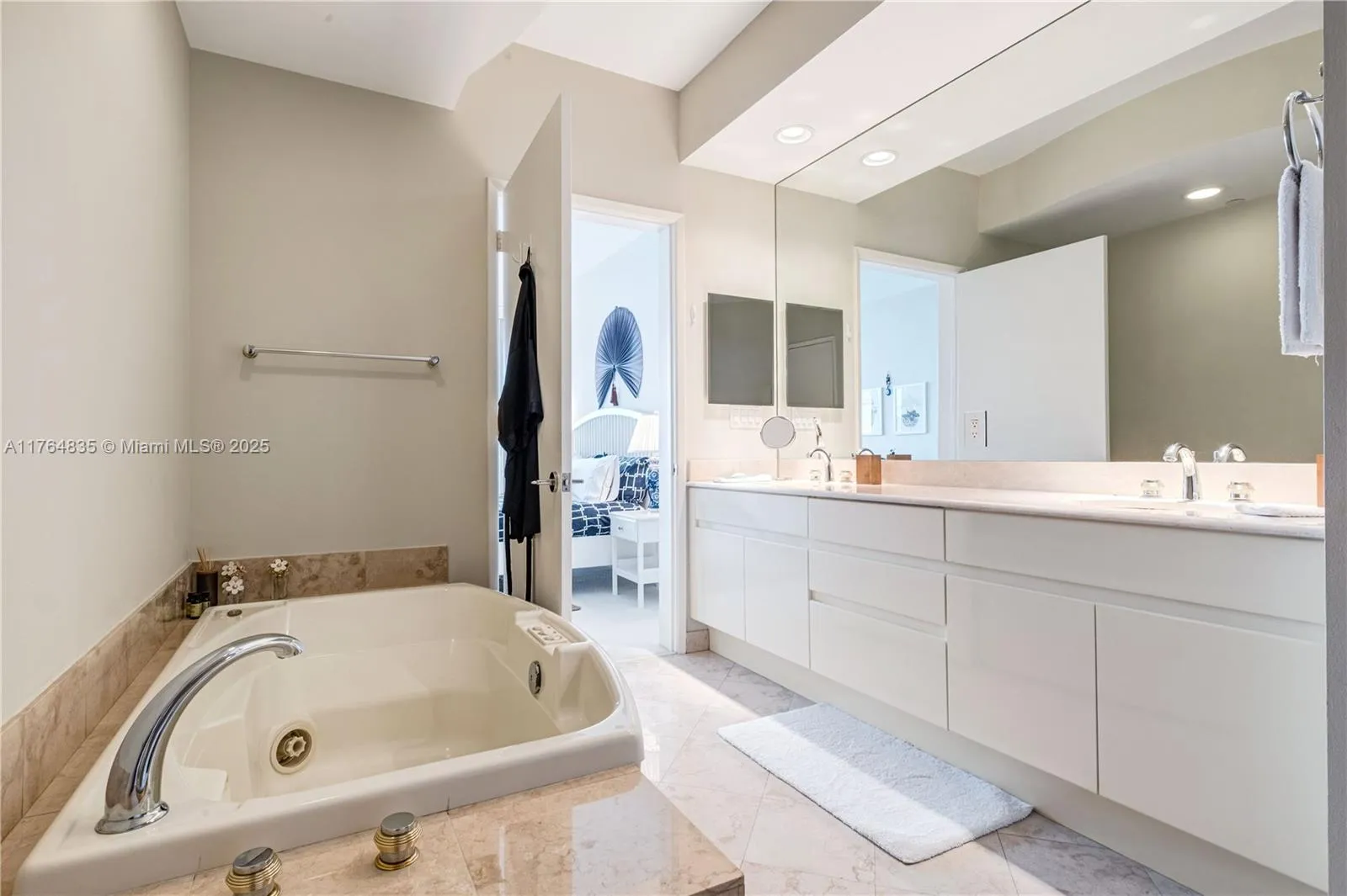 Key Biscayne, Florida 33149, United States, 2 Bedrooms Bedrooms, ,2 BathroomsBathrooms,Residential,Active,89063