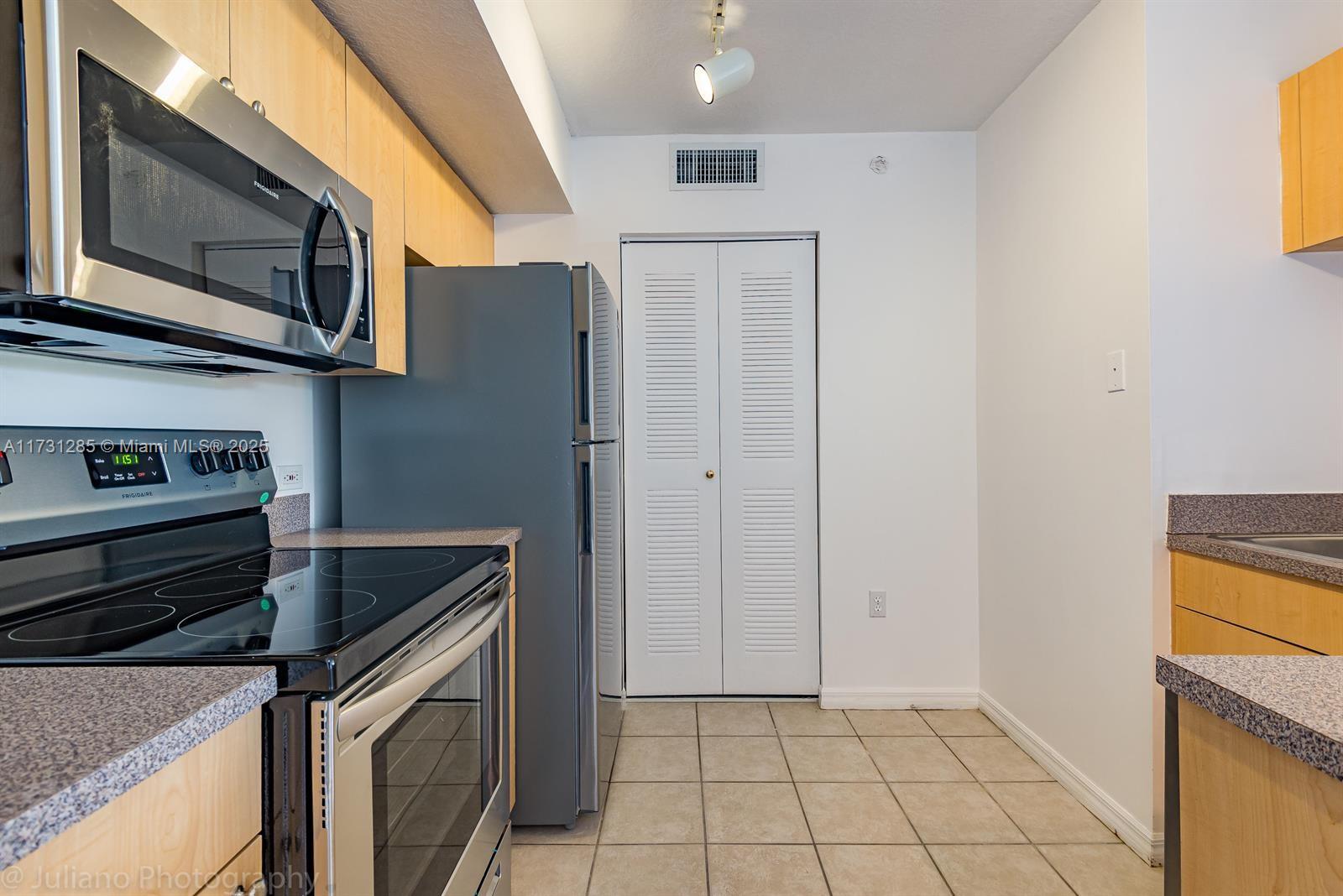 BEAUTIFUL FIRST FLOOR ONE BEDROOM WITH LOVELY SERENE LAKE VIEW IN RESORT STYLE COMMUNITY. NEW
WOOD LAMINATE FLOORS THROUGHOUT, STAINLESS STEEL APPLIANCES, BLINDS AND CEILING FAN
IN LIVING ROOM. IMPACT WINDOWS. THIS COMMUNITY IS CLOSE TO THE BEACH, I-95, AND 5 MINUTES FROM ATLANTIC AVE IN
DELRAY. AMENITIES INCLUDE A GATED ENTRANCE, HEATED POOL, JACUZZI, BILLIARDS, GYM, INDOOR
BASKETBALL/RACQUETBALL COURT, AND BBQ AREA AT THE POOL.
INTERNET. PET FRIENDLY AS WELL WITH FEE. Available March 25/2025