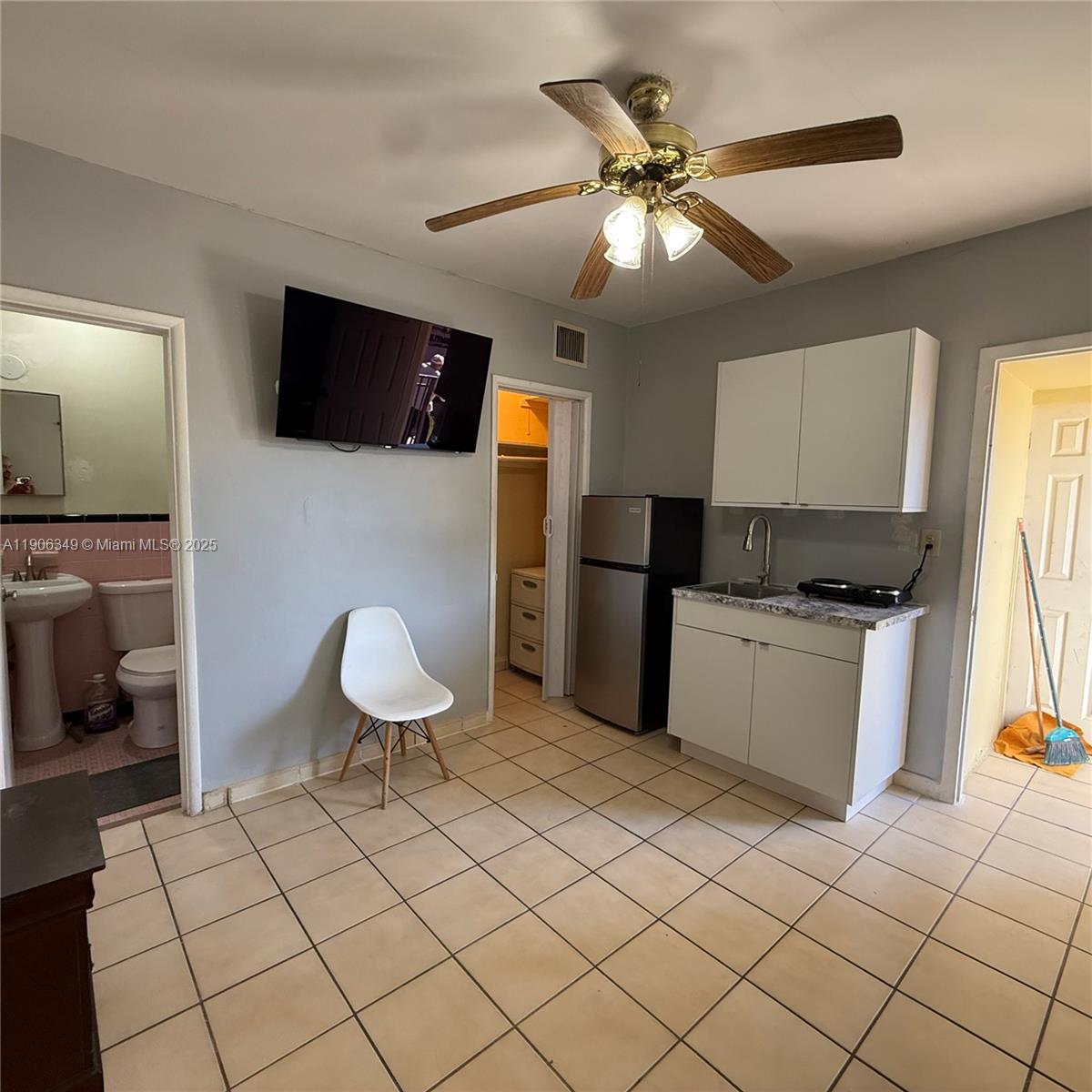 HIALEAH 2ND STUDIO ADDN - Residential Lease