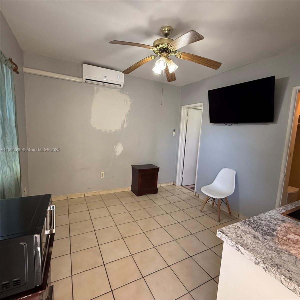 1 Bedroom 1 Bathroom studio located in West Hialeah, brand new kitchen, AC, stainless steel appliances, refrigerator, microwave, electric countertop double burner, offers one parking space, Perfect for 1 person, No Pets, water and electricity included.