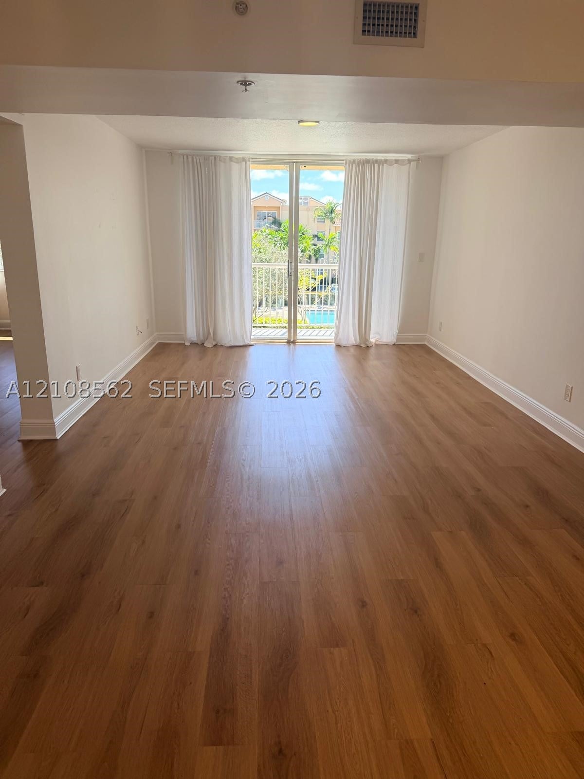 529 E Sheridan St 305