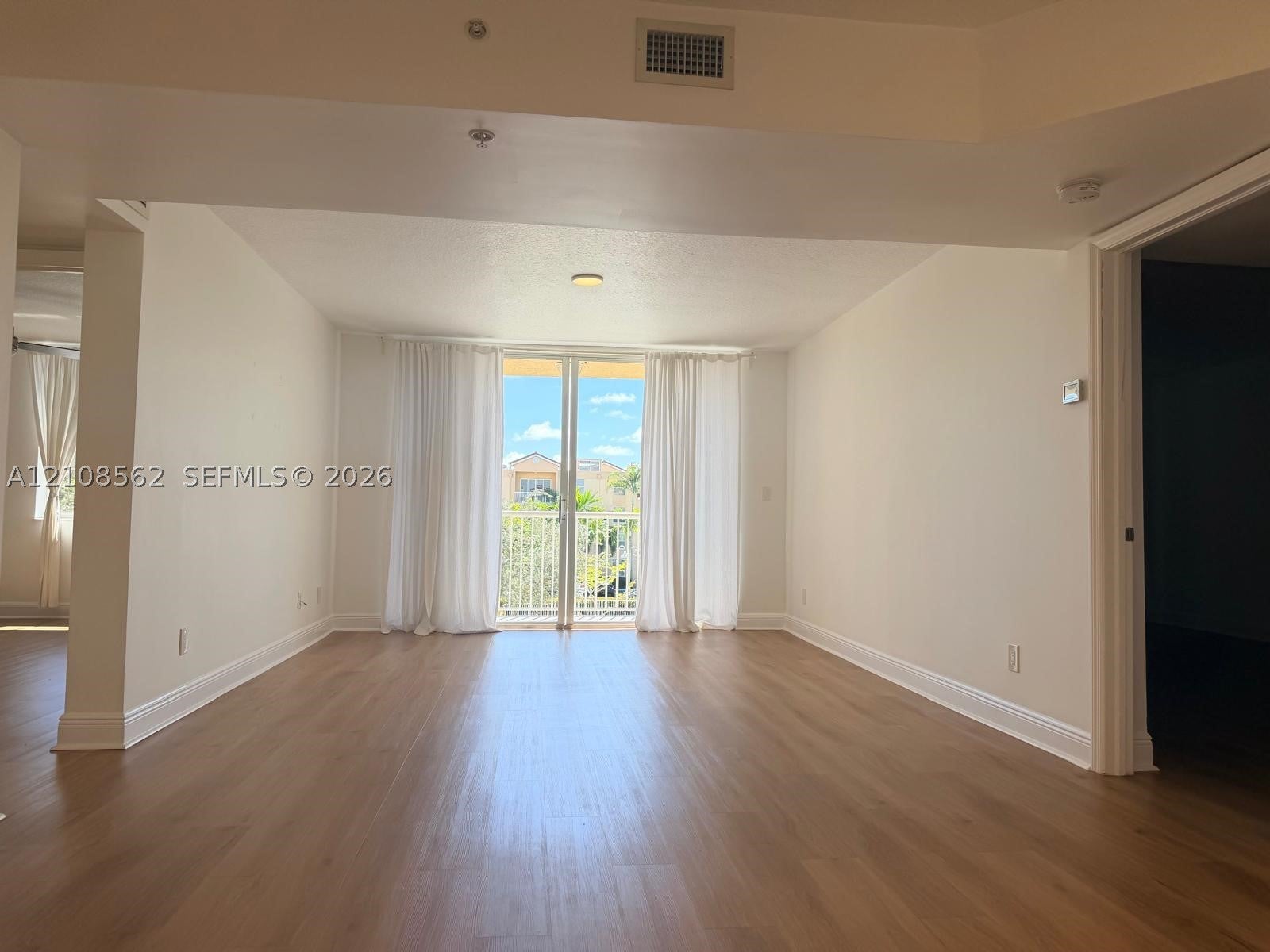 529 E Sheridan St 305