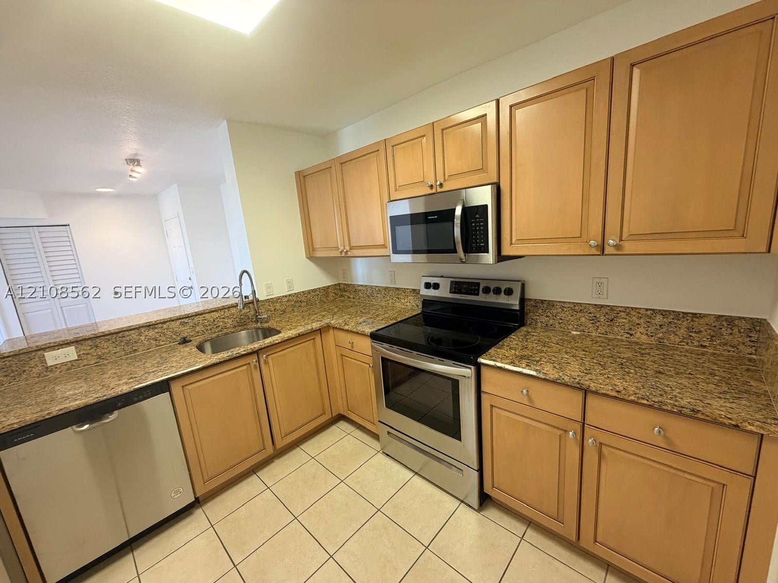 529 E Sheridan St 305