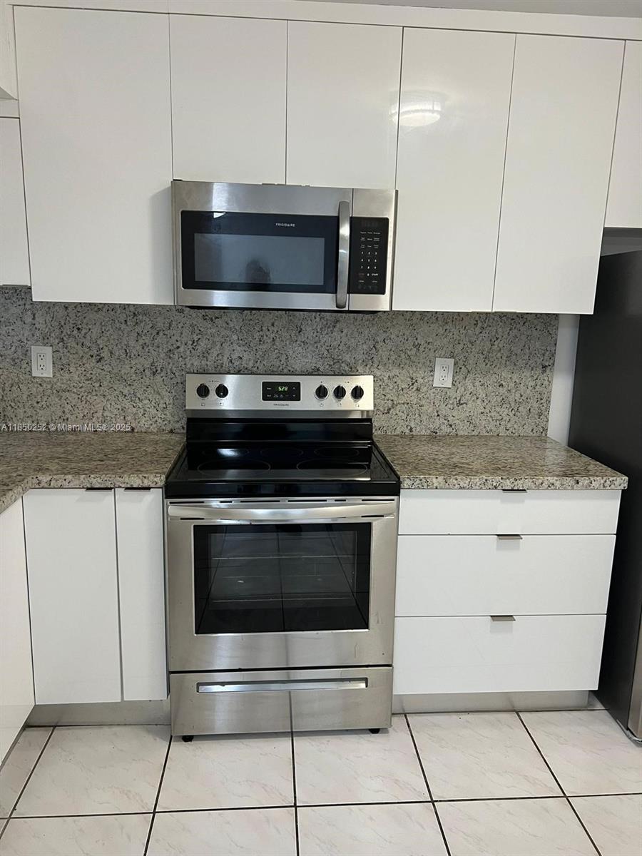 Beautiful 3 bedrooms and 2 bath located on first floor and beautiful lake view !! All tile floors, updated kitchen cabinets with granite countertops and stainless steel appliances, updated bathrooms, washer and dryer inside the apartment, freshly painted !