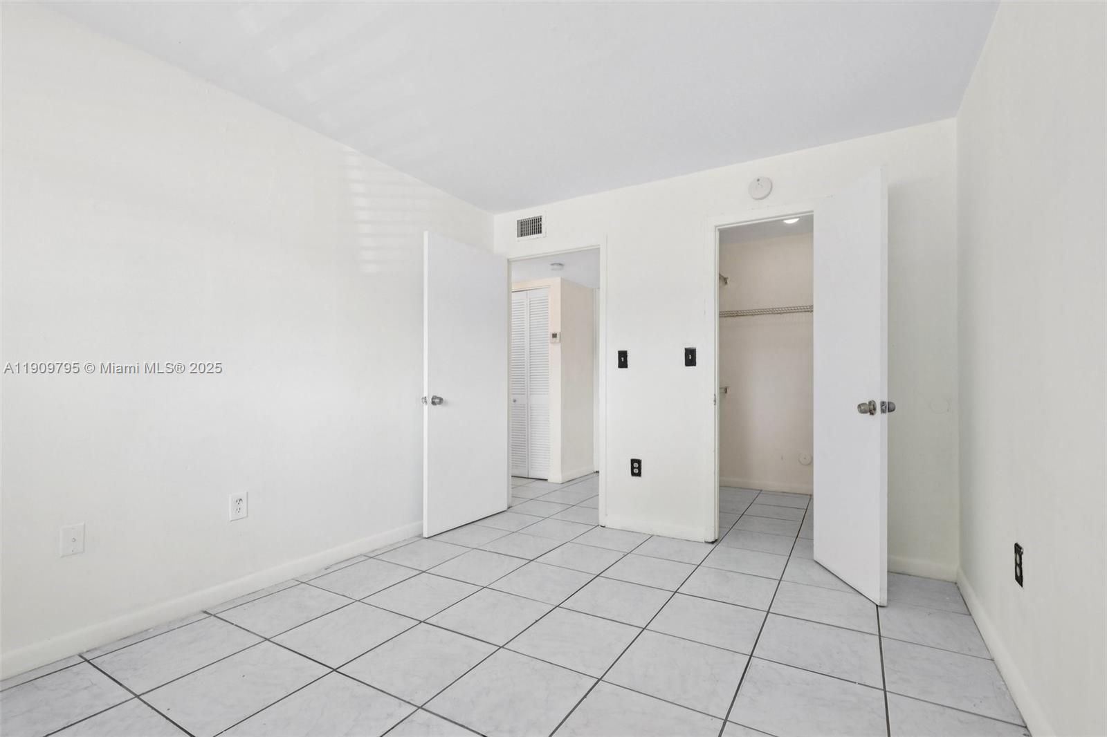 MAGNOLIA LANE CONDO - Residential