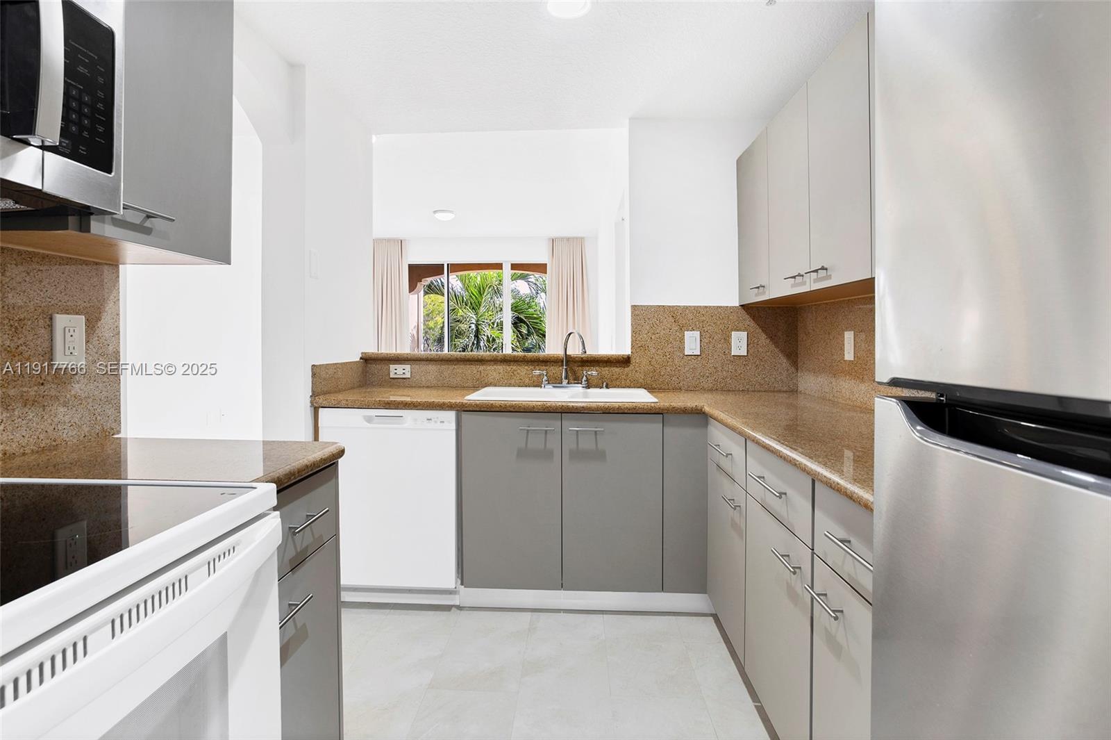 THE COURTS AT DORAL ISLES - Residential Lease