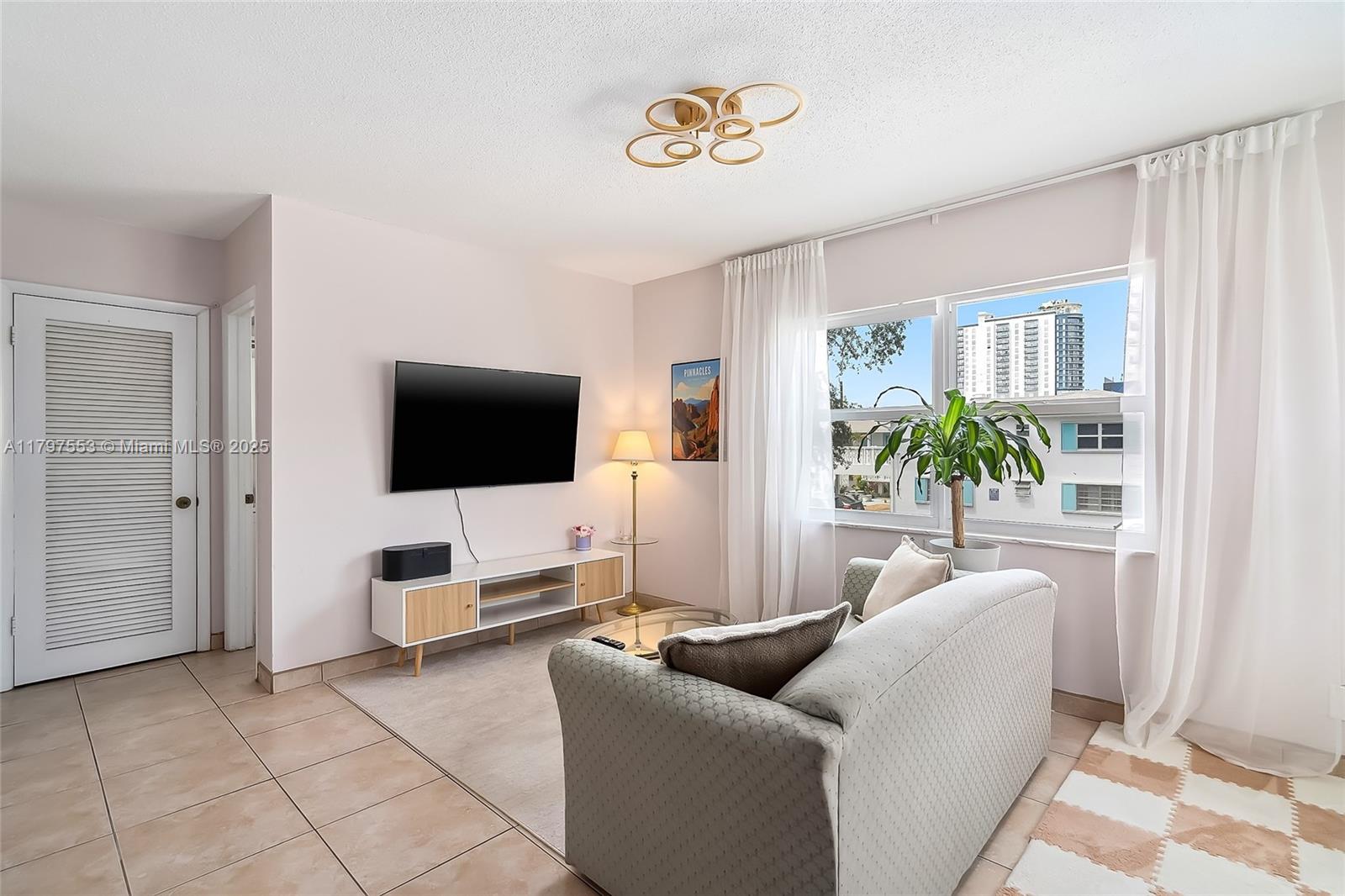 Rental Property at 1824 Monroe St 10, Hollywood, Broward County, Florida - Bedrooms: 1 
Bathrooms: 1  - $1,650 MO.