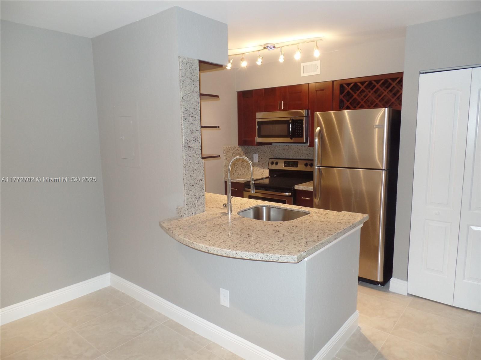 2880 N Oakland Forest Dr 213, Oakland Park, Miami-Dade County, Florida - 1 Bedrooms  
1 Bathrooms - 