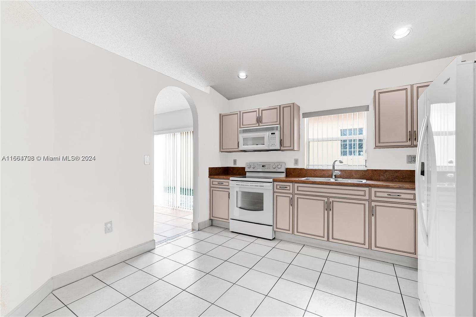 DORAL LANDINGS EAST - Residential Lease