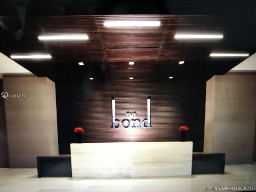 Beautiful brand new Condo in Brickell Avenue. 1 bed, 1bath + DEN. Ready to move in, top of line of the line appliances. Excelent location, next to Brickell City Center and Merry Brickell Village. The building offer great amenities: pool gym, play room, billar, social room and BBQ grills. Call listing agent.