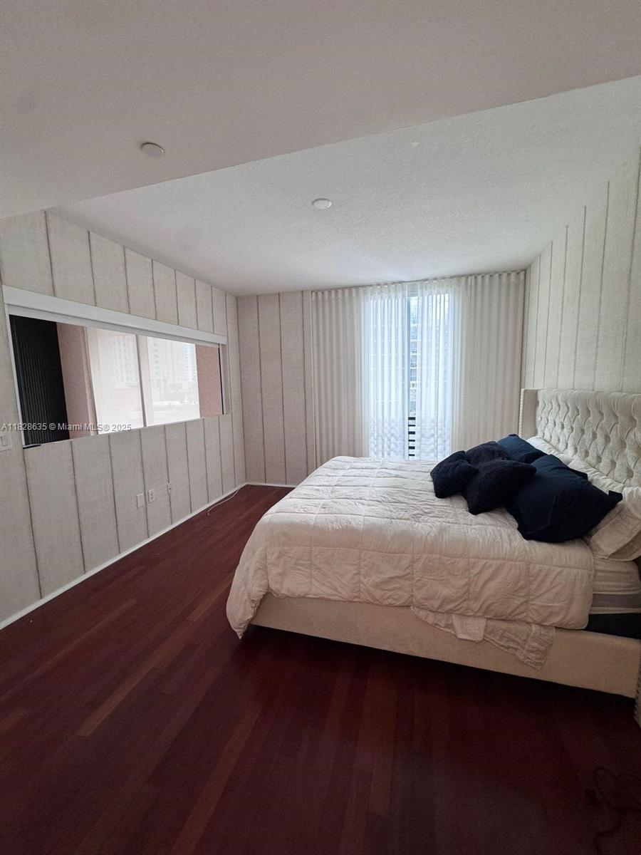 1050 Brickell Ave 422