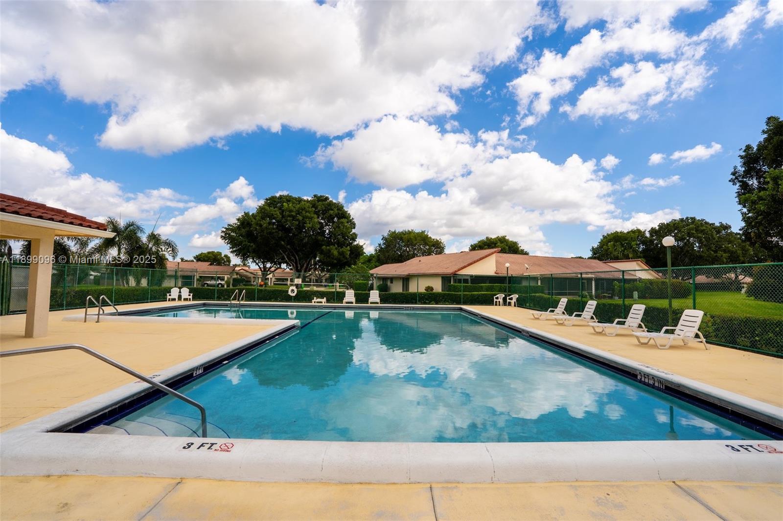 LAKESIDE VILLAS - Residential
