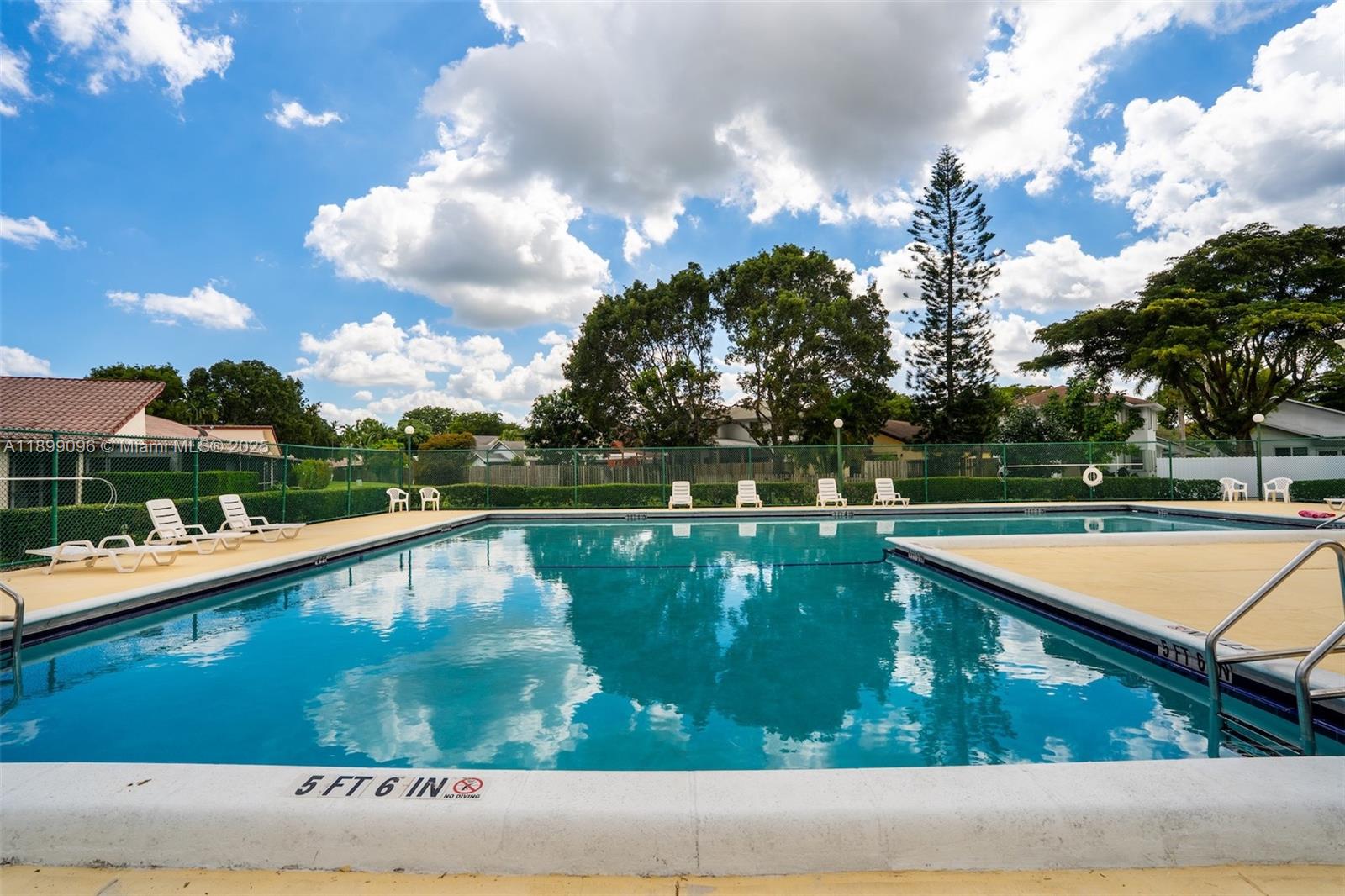 LAKESIDE VILLAS - Residential