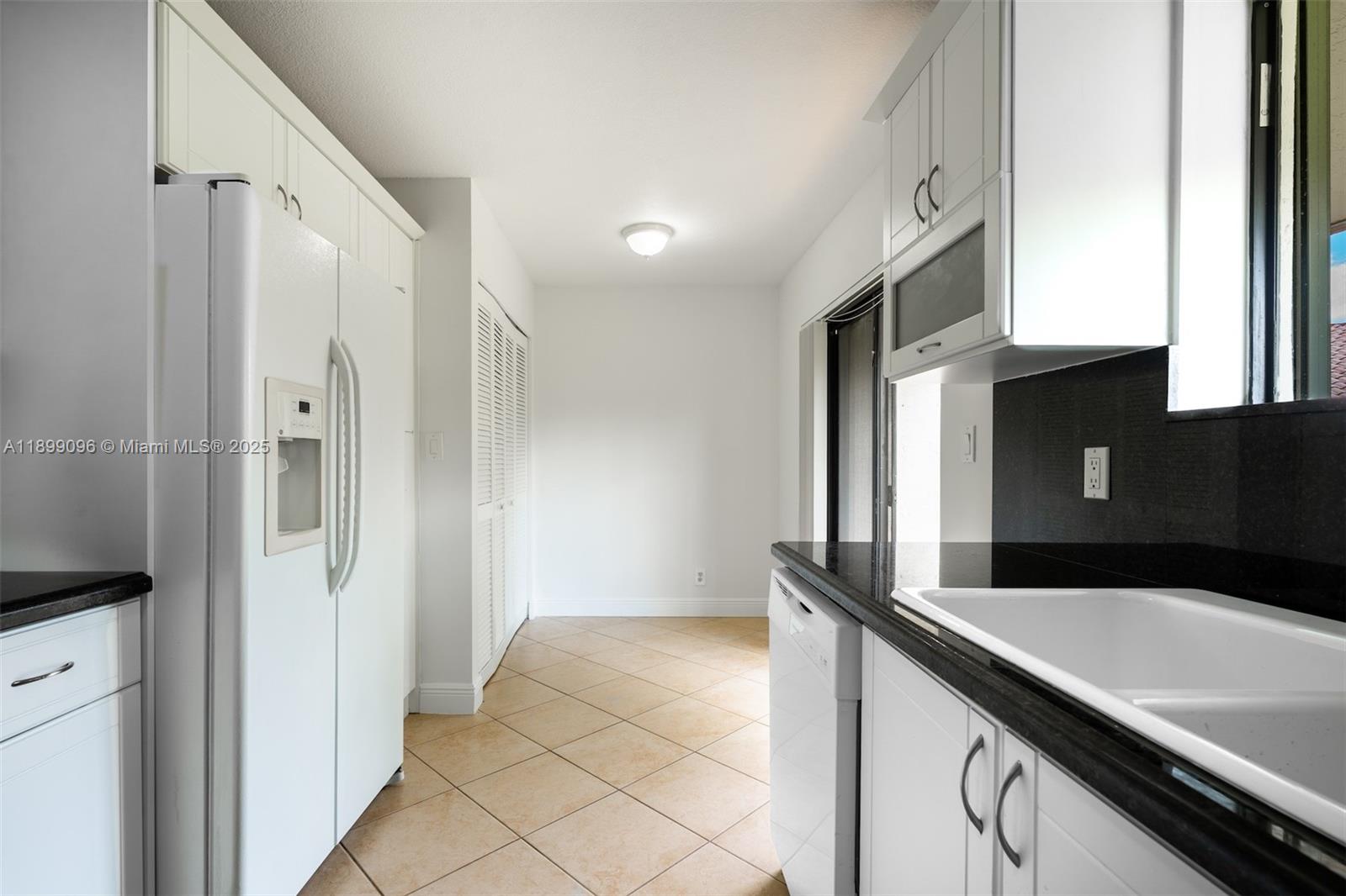 LAKESIDE VILLAS - Residential