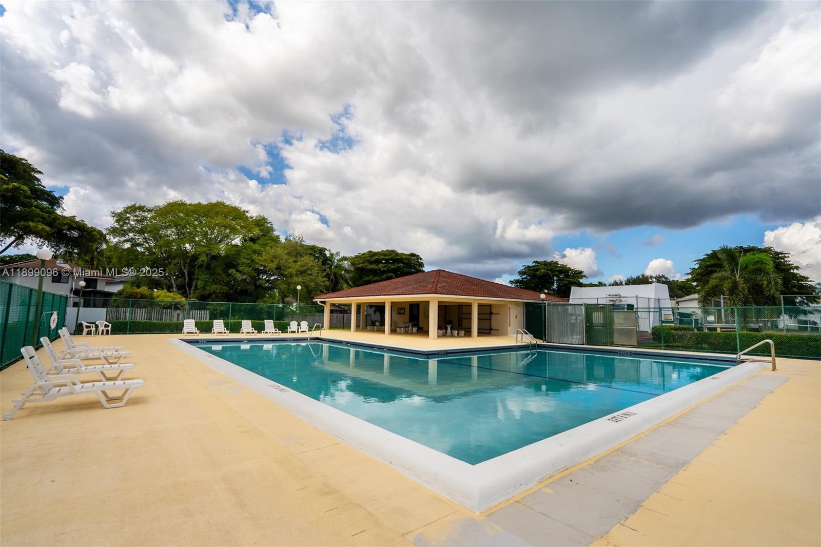 LAKESIDE VILLAS - Residential