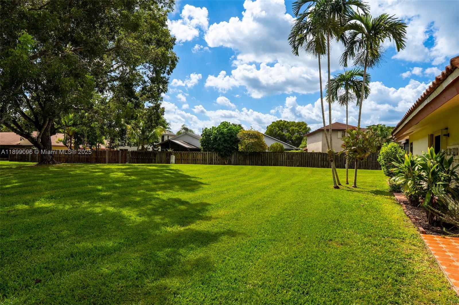 LAKESIDE VILLAS - Residential