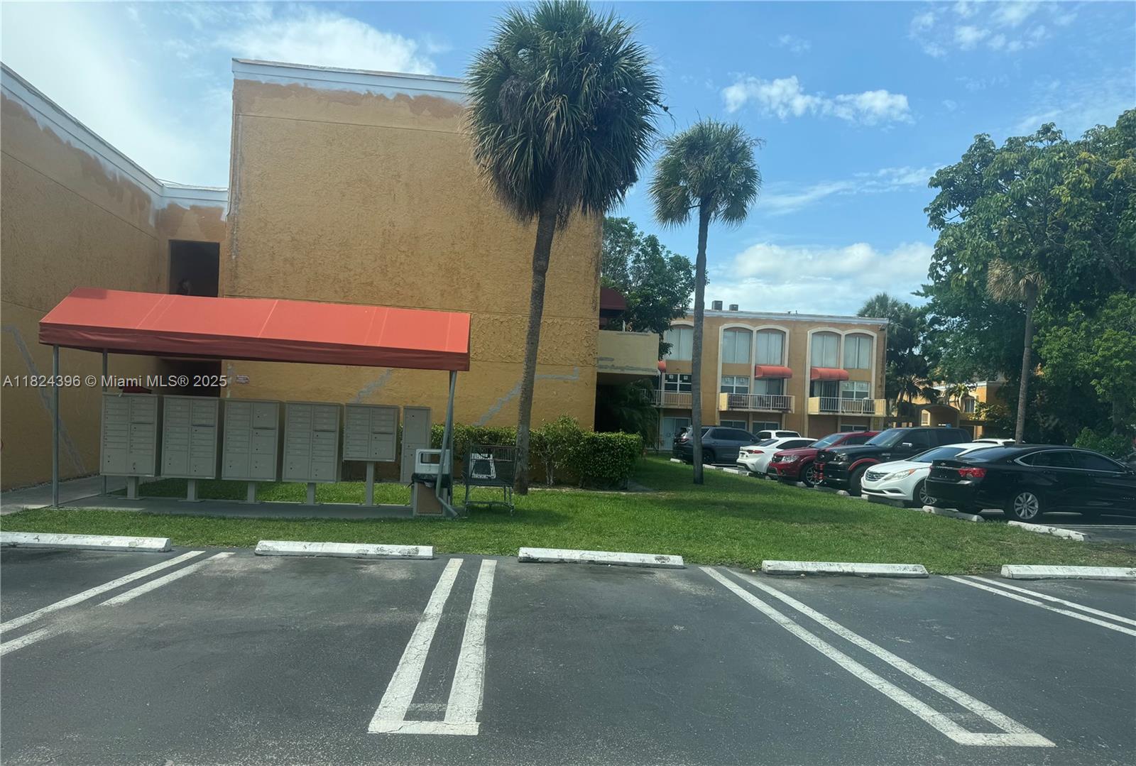 17901 NW 68 T208