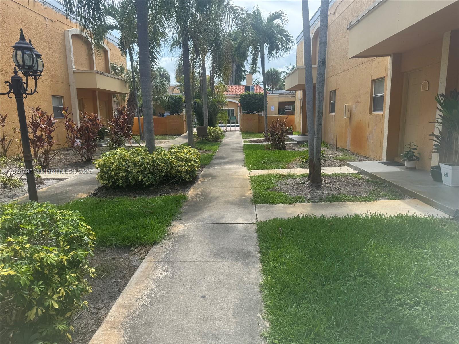 17901 NW 68 T208