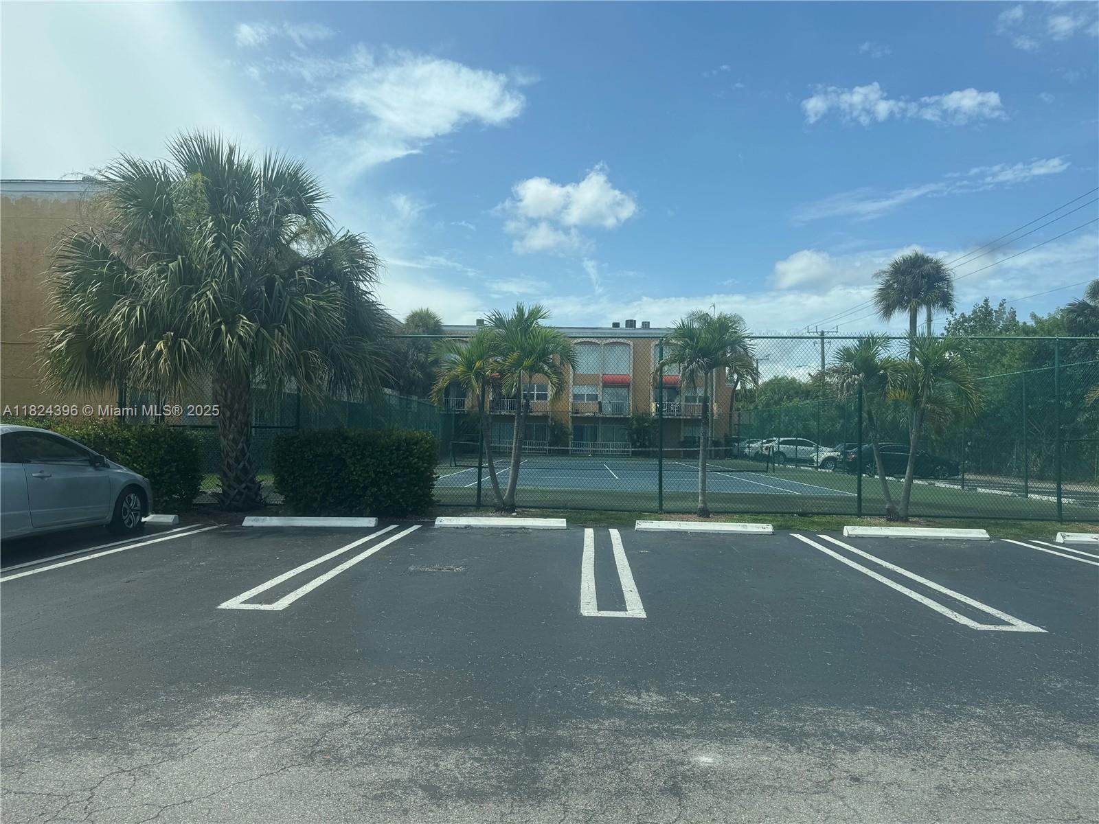 17901 NW 68 T208