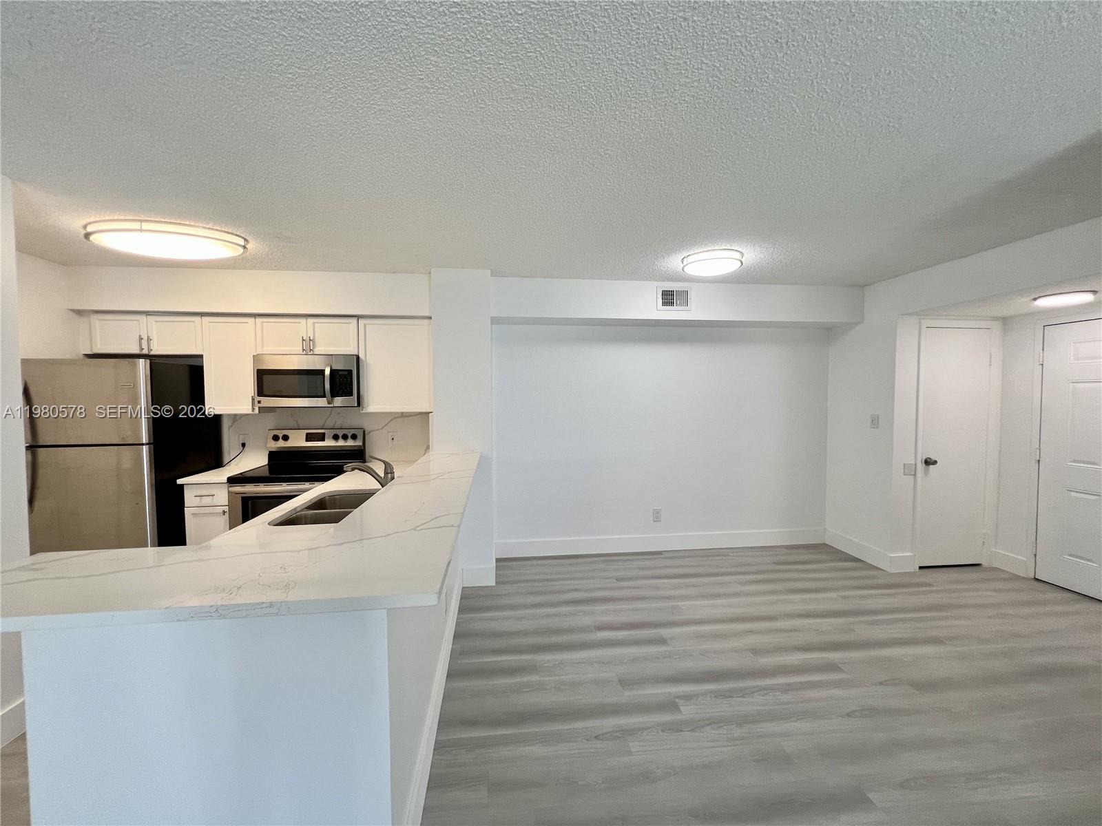 HOLLYWOOD PARC CONDOMINIU - Residential Lease