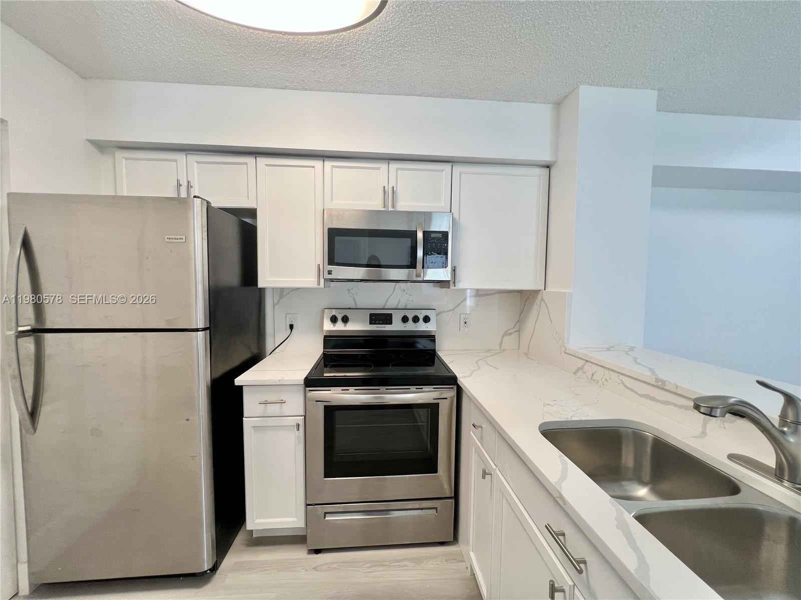 HOLLYWOOD PARC CONDOMINIU - Residential Lease