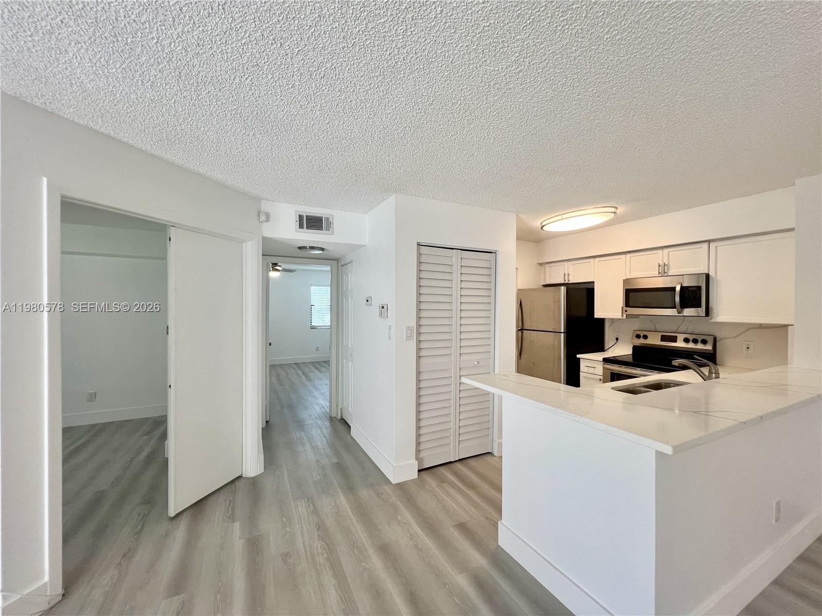 HOLLYWOOD PARC CONDOMINIU - Residential Lease