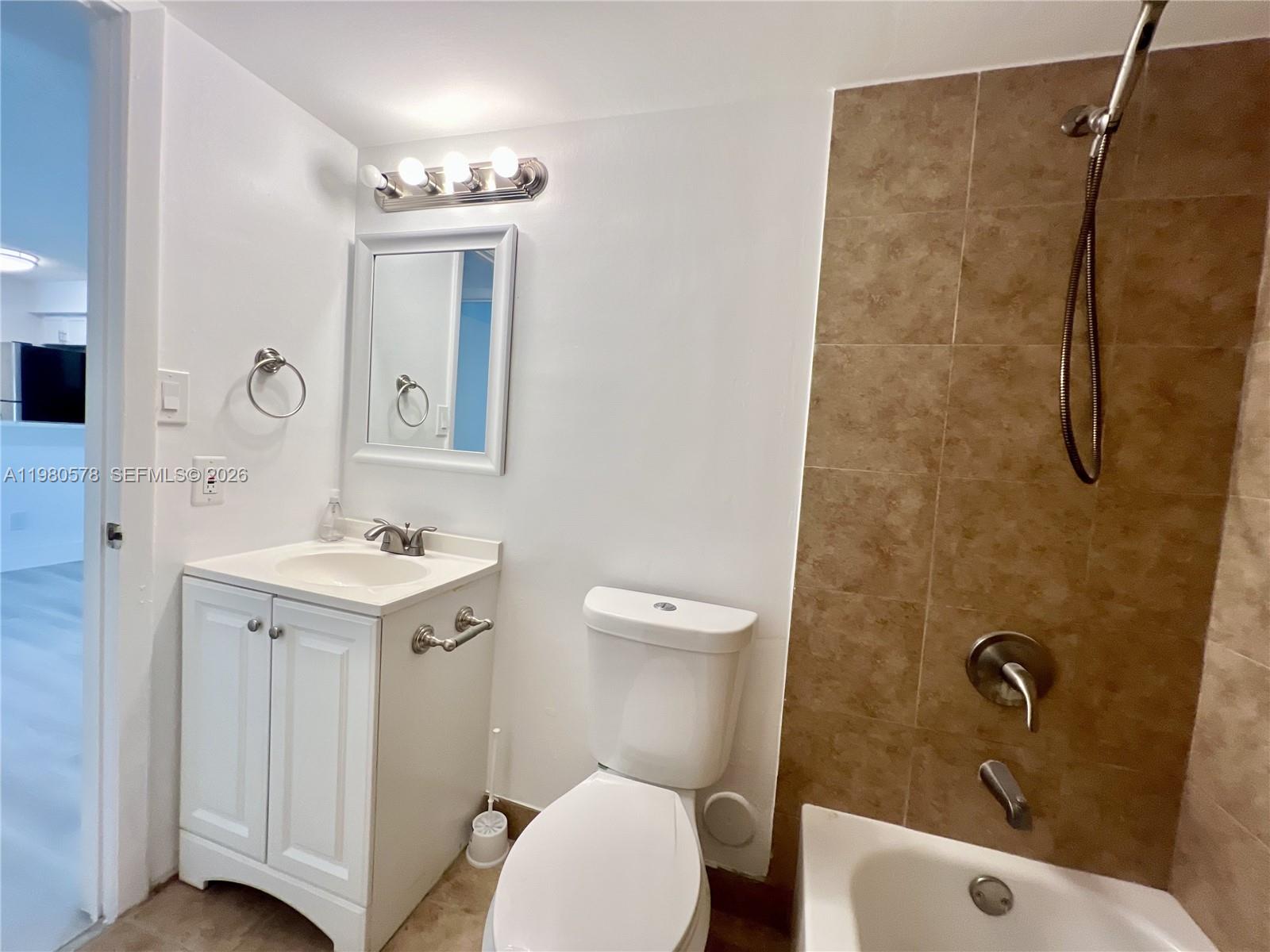 HOLLYWOOD PARC CONDOMINIU - Residential Lease