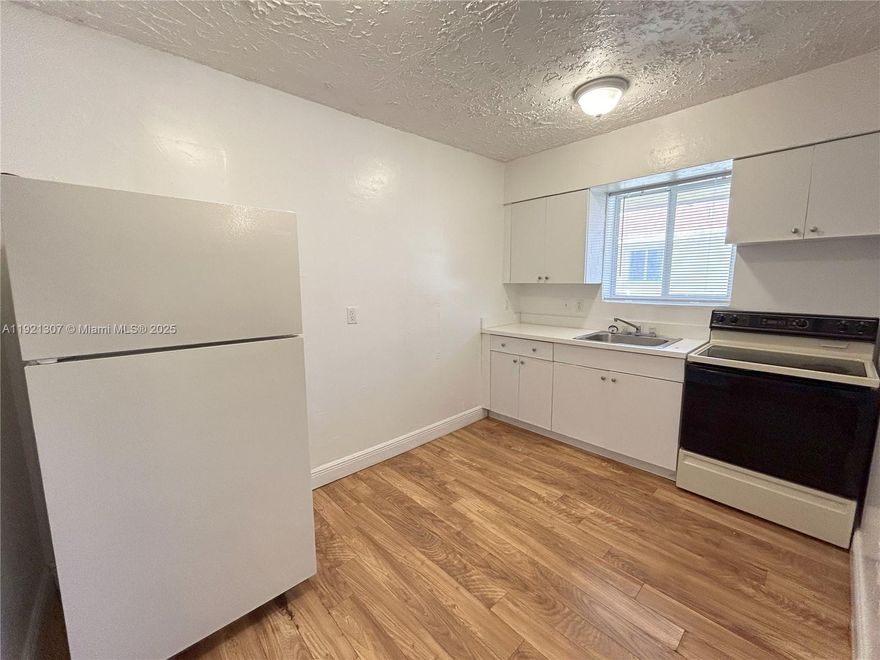 Cozy 1-Bedroom, 1-Bathroom Apartment 

This apartment offers a comfortable and practical living space with easy-care flooring, a fully equipped kitchen, and everyday amenities. Enjoy air conditioning, a secure building with controlled access, and included parking. 

- Hardwood floors 
- White appliances (refrigerator and stove) 
- Two closets in the bedroom 
- Washer and dryer hookups in the unit 
- Wall-mounted air conditioner 
- One parking space per unit