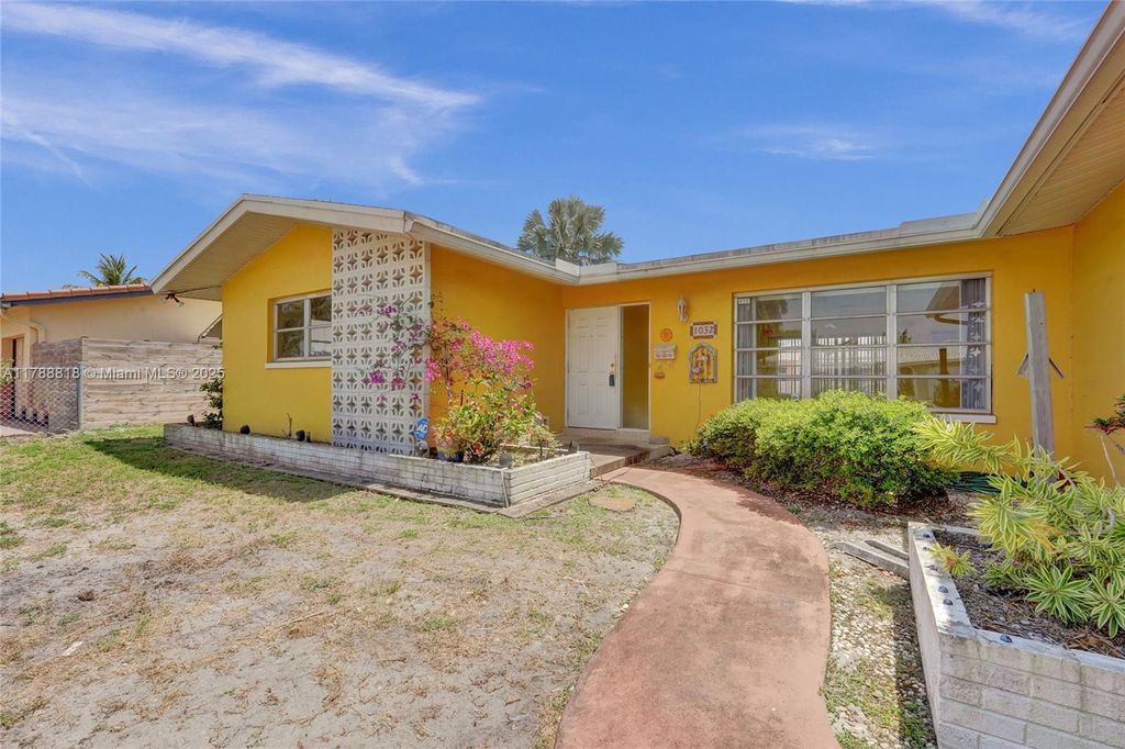 Photo of 1032 SW 11th St, Boca Raton, FL 33486 (MLS # A11788818)