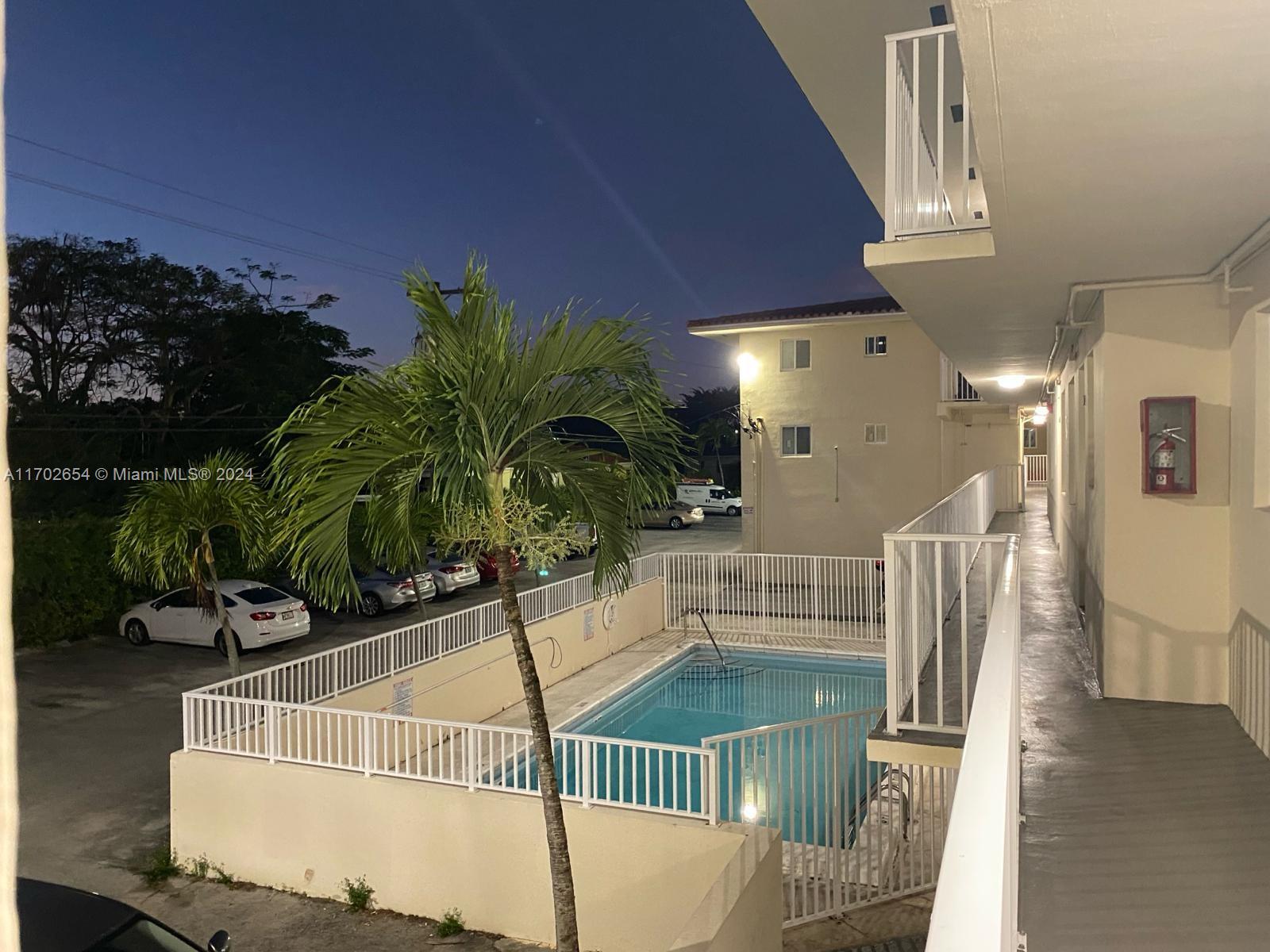 SALZEDO IN THE GABLES CON - Residential