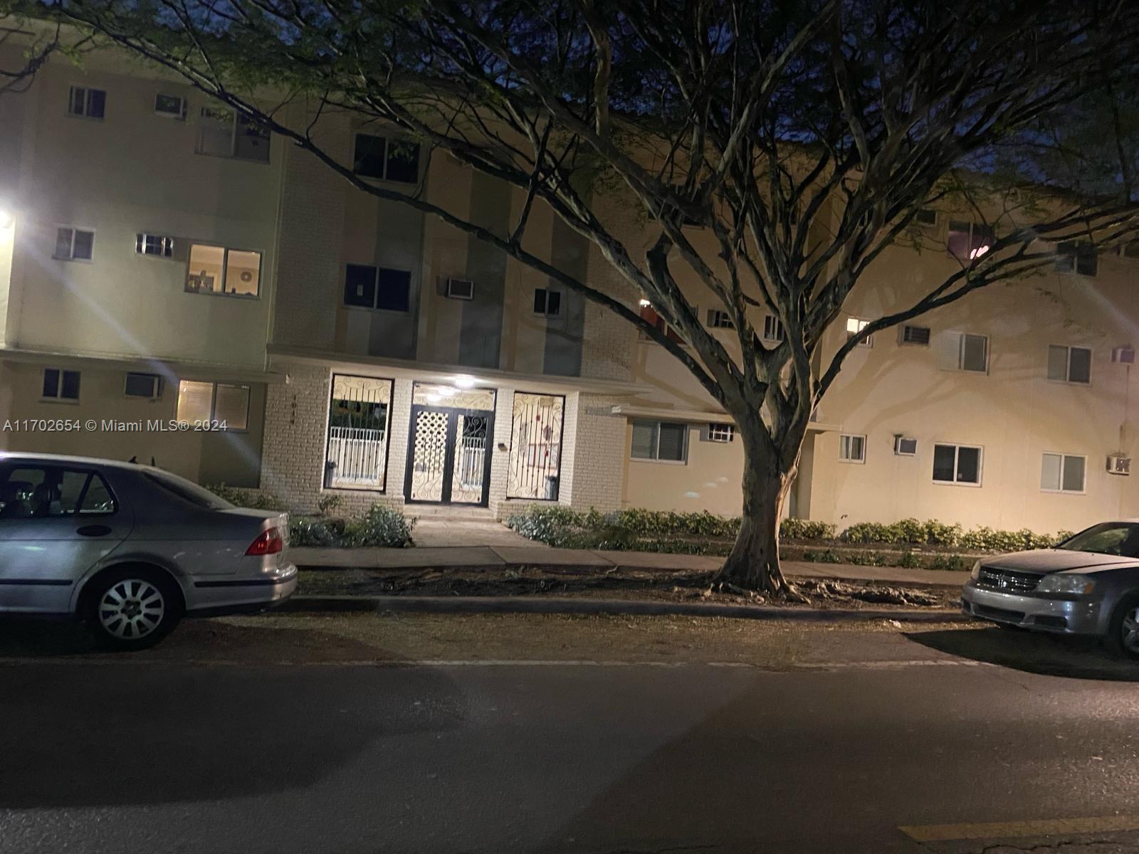 SALZEDO IN THE GABLES CON - Residential