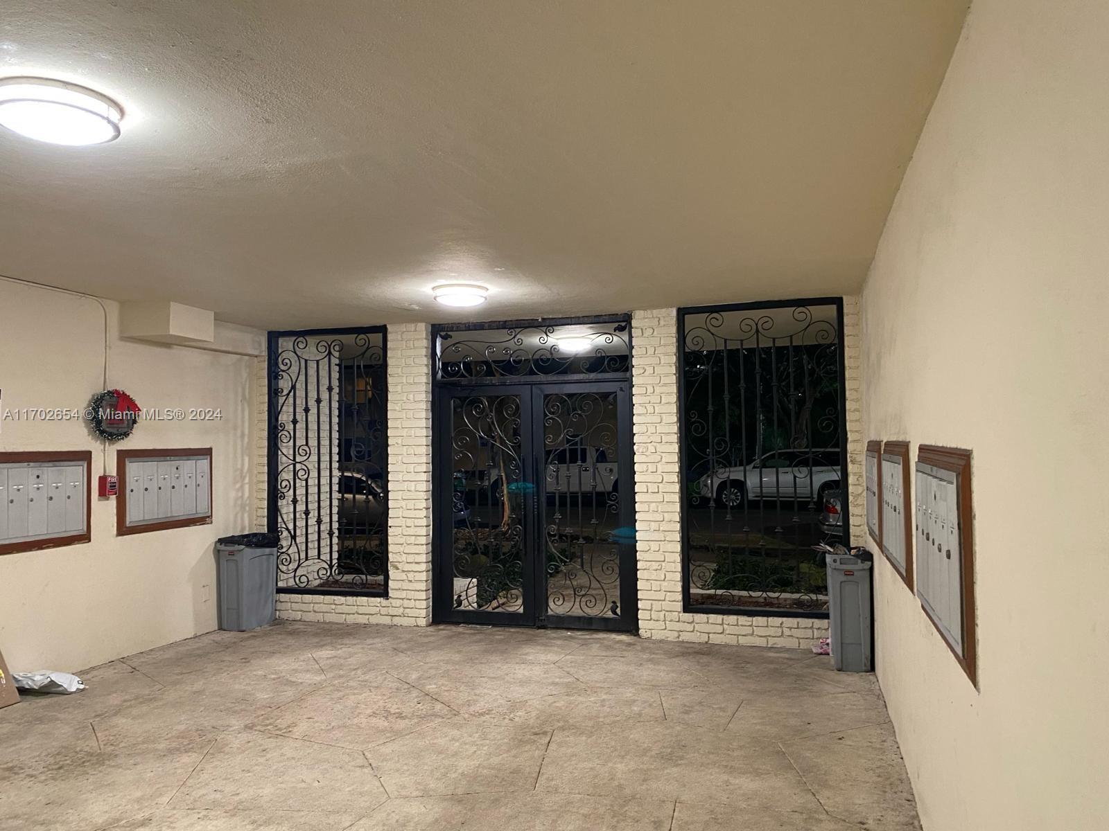 SALZEDO IN THE GABLES CON - Residential