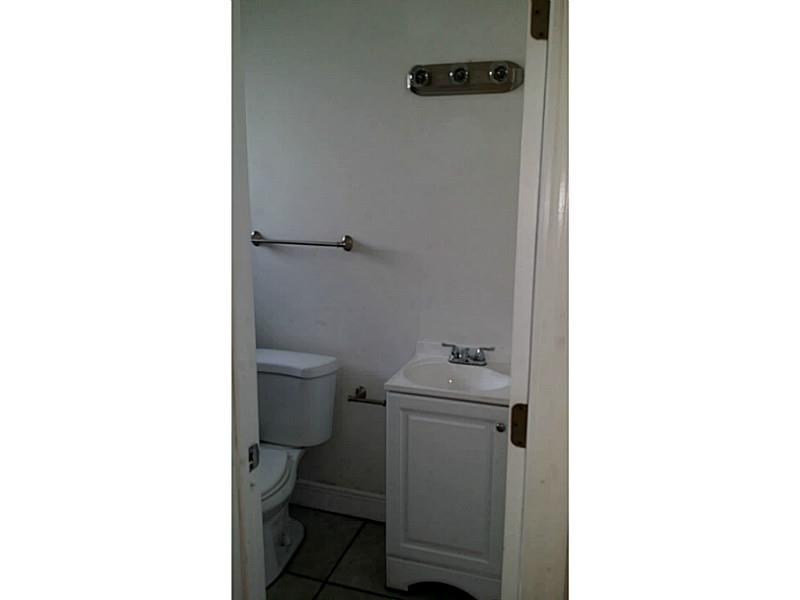 PARADISE MANOR 32-31 B - Residential